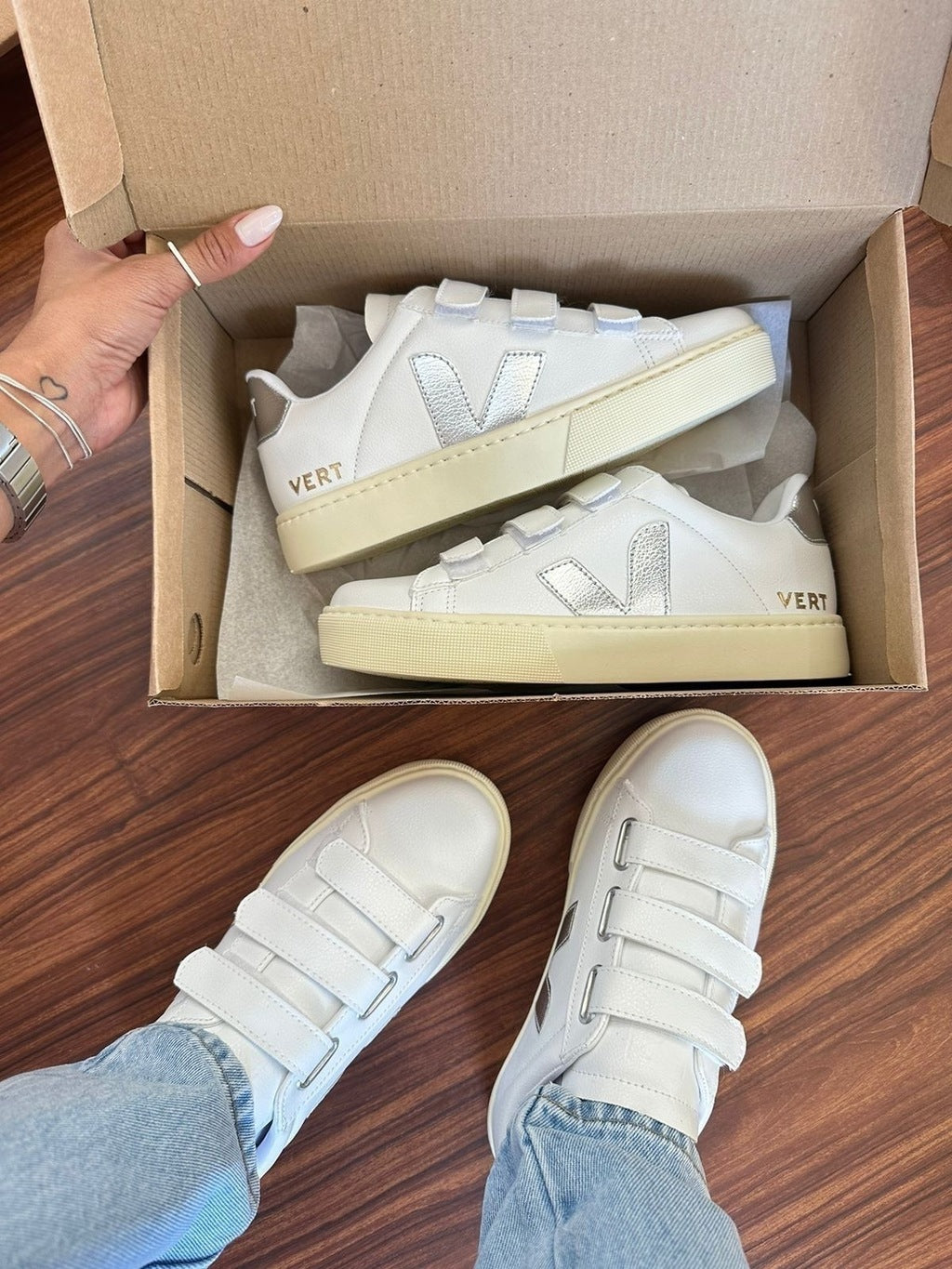 Tênis V Velcro Branco e Prata