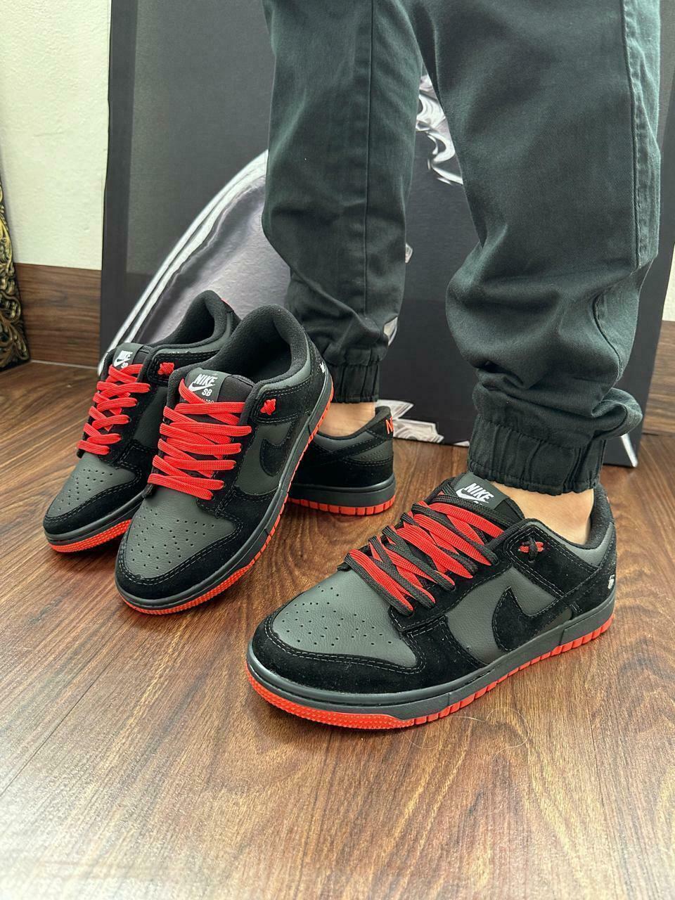 Tênis Nike Dunk Low Camurça Preto e Vermelho