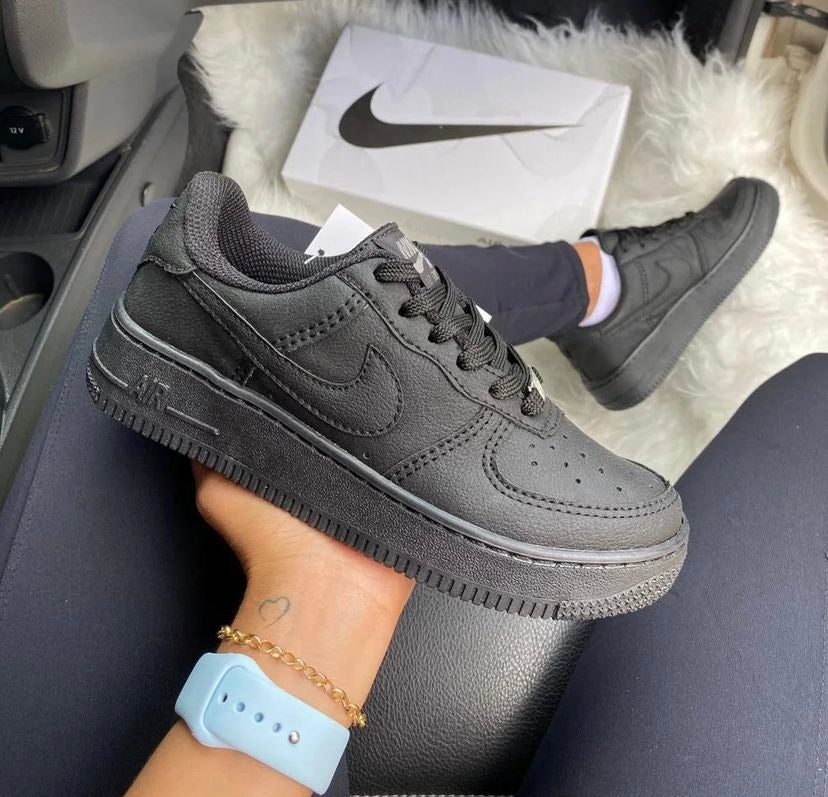 Tênis Nike Air Force Blackout Premium
