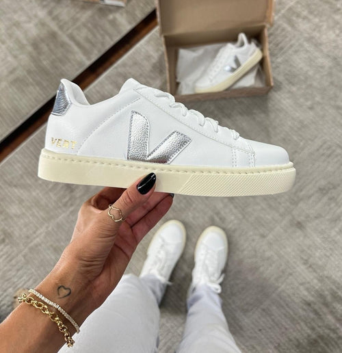 Tênis V Cadarço Branco e Prata