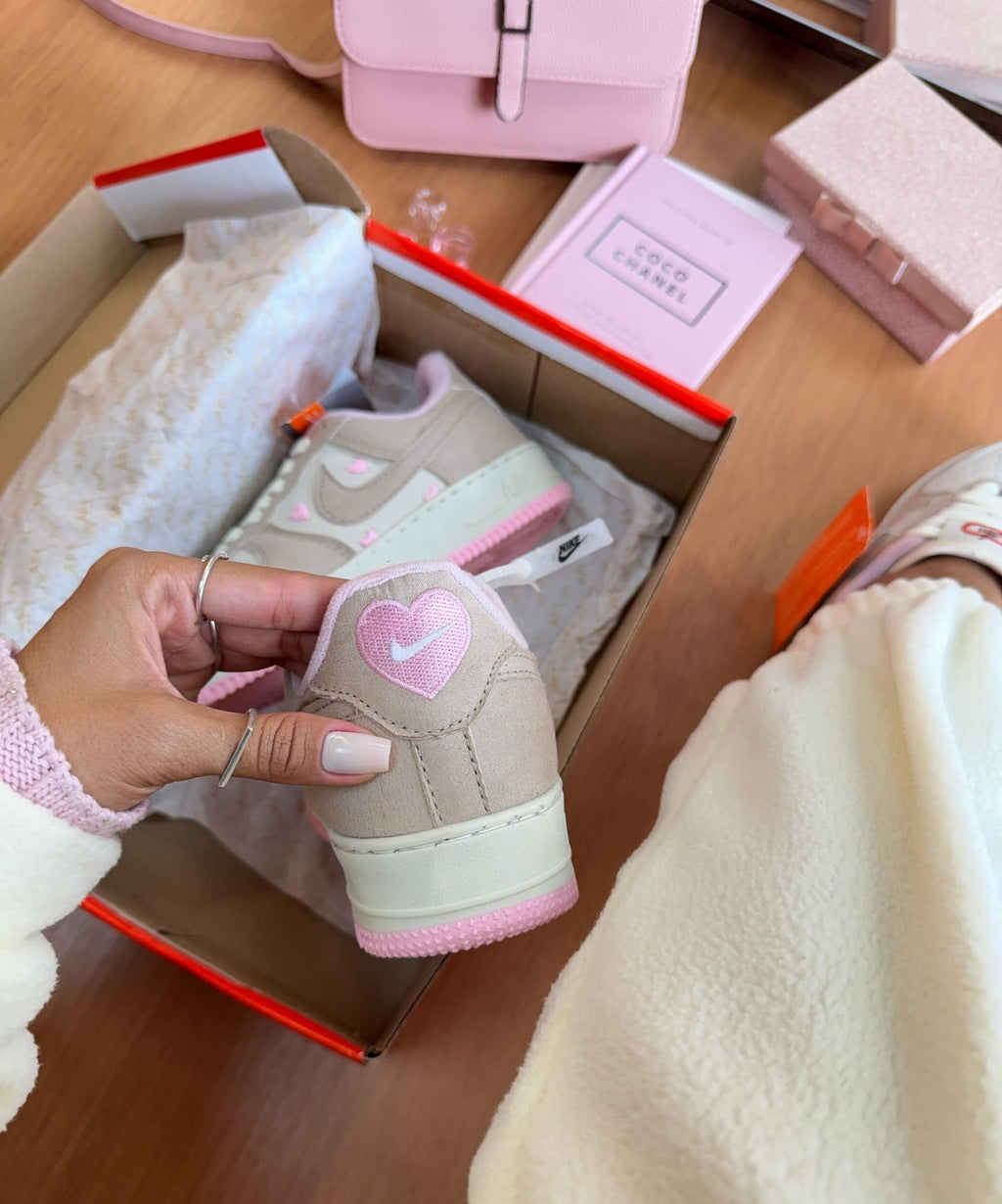 Tênis Nike Air Force Vanilla Heart Prime