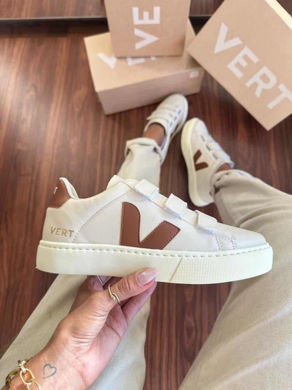 Tênis V Vert Velcro Caramelo Off White