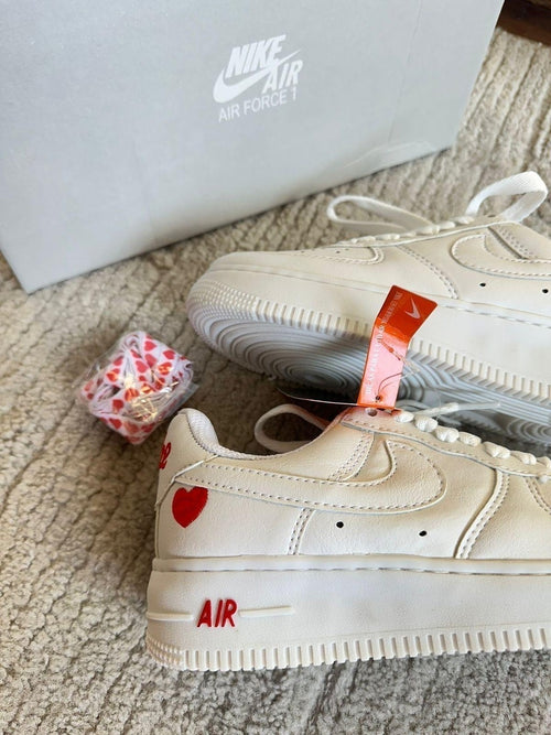Tênis Nike Air Force Love - Edição Limitada