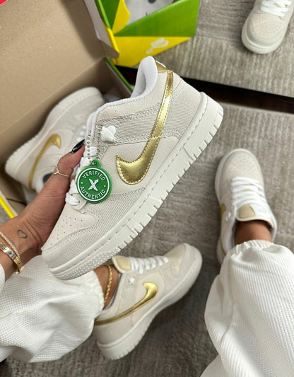 Tênis Nike Dunk Low Off Gliter Ouro