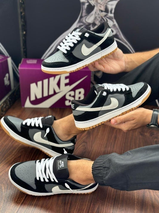Tênis Nike Dunk Low Preto Camurça