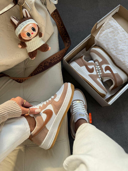 Tênis Nike Air Force Branco Caramelo