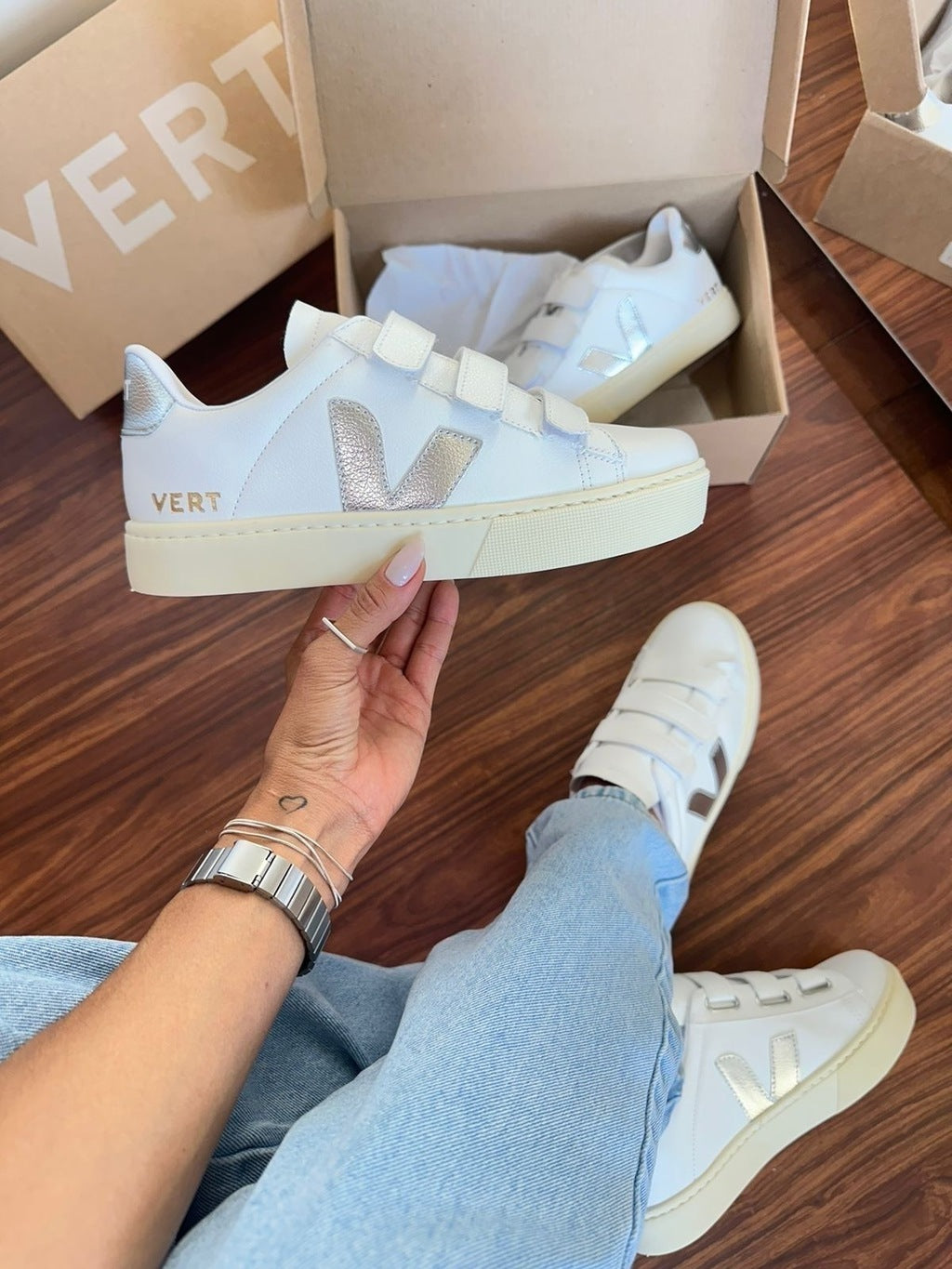 Tênis V Velcro Branco e Prata