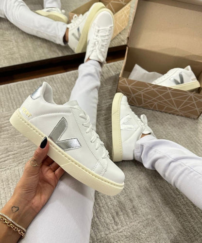 Tênis V Cadarço Branco e Prata