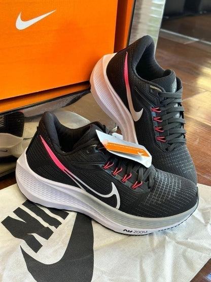 Tênis Nike Air Zoom Esportivo Preto e Rosa