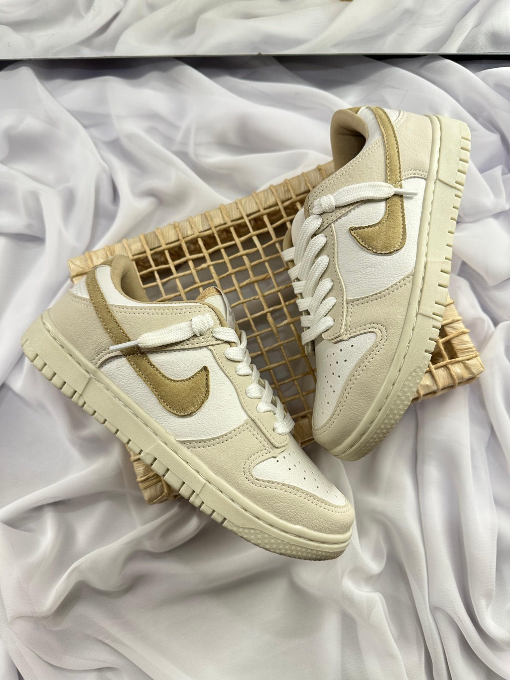 Tênis Nike Dunk Off Ouro Prime