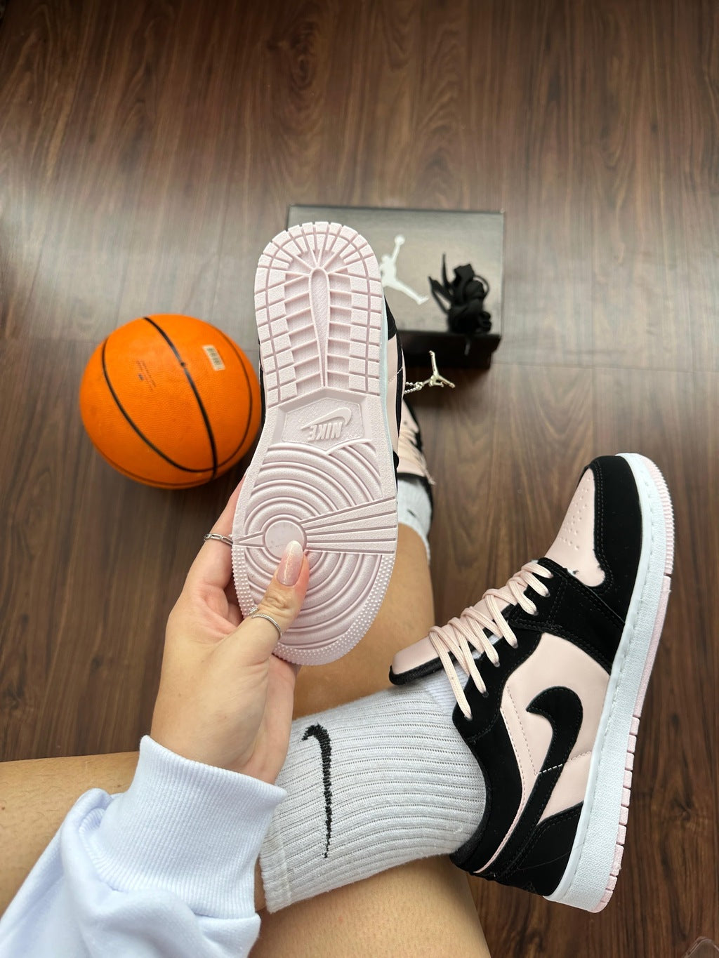 Tênis Nike Jordan Low Camurça Preto e Rosa