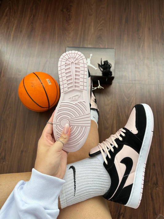 Tênis Nike Jordan Low Camurça Preto e Rosa