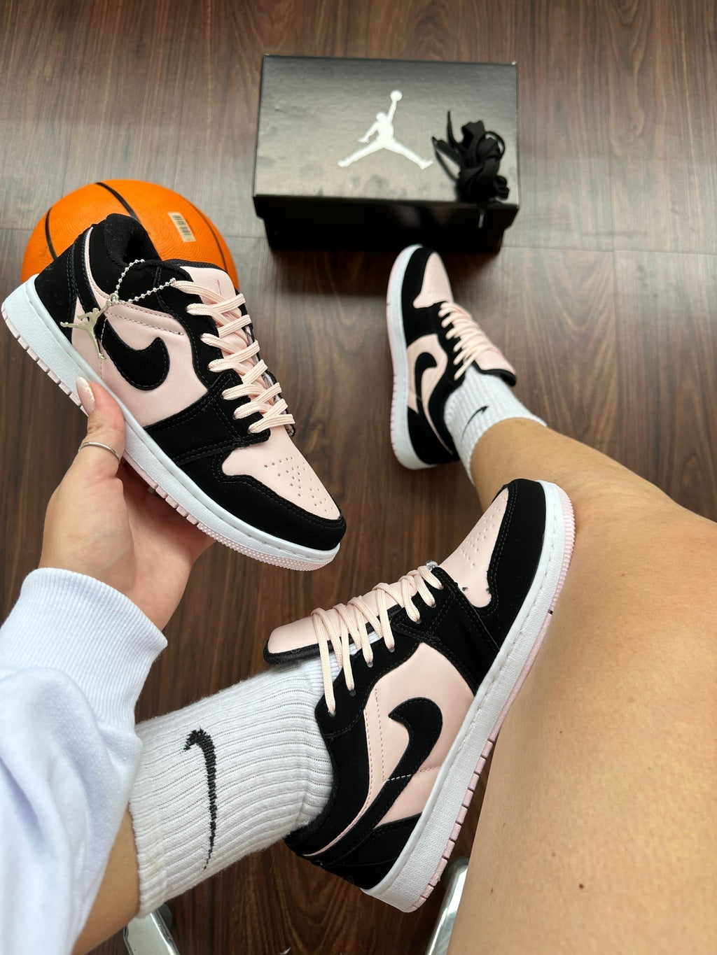 Tênis Nike Jordan Low Camurça Preto e Rosa