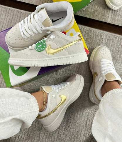 Tênis Nike Dunk Low Off Gliter Ouro