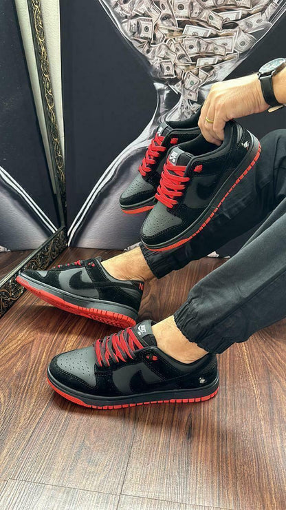 Tênis Nike Dunk Low Camurça Preto e Vermelho