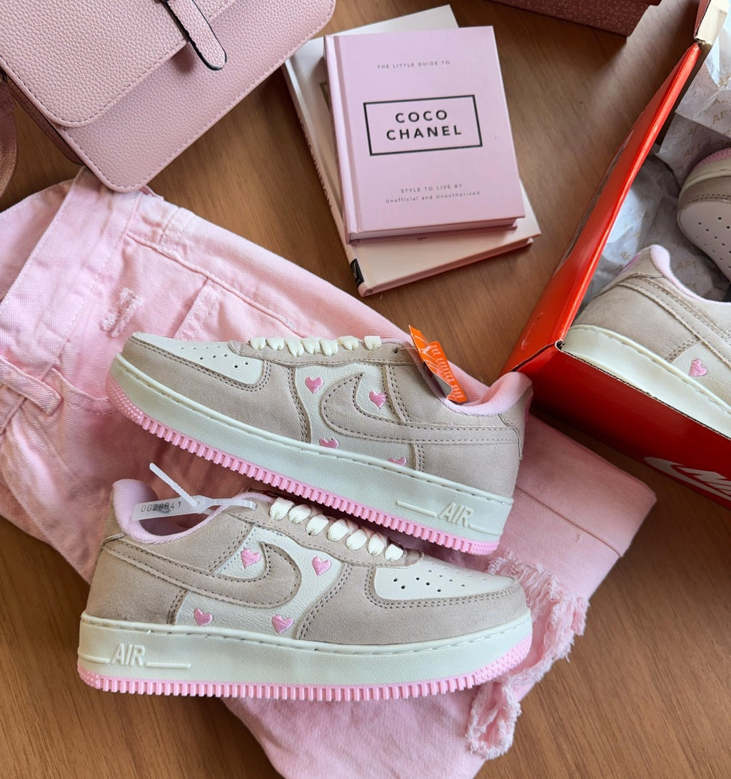 Tênis Nike Air Force Vanilla Heart Prime