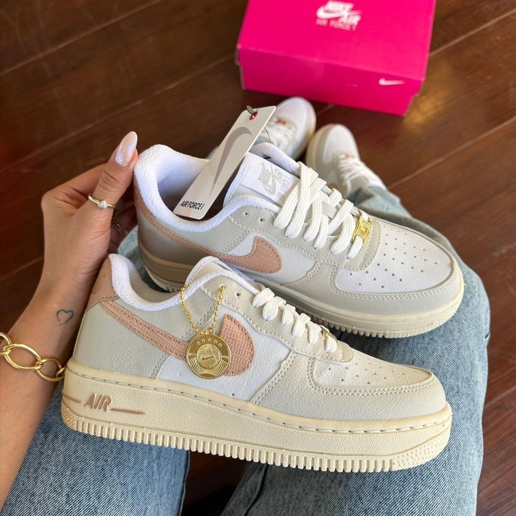 Tênis Nike Air Force Branco Rose Medalha