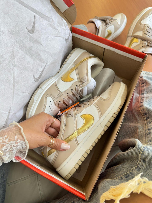 Tênis Nike Dunk Low Bege Ouro