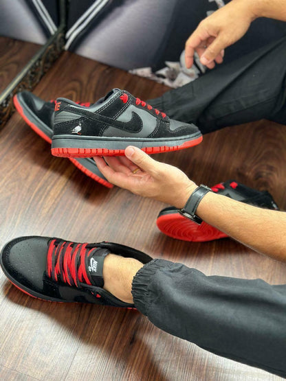 Tênis Nike Dunk Low Camurça Preto e Vermelho