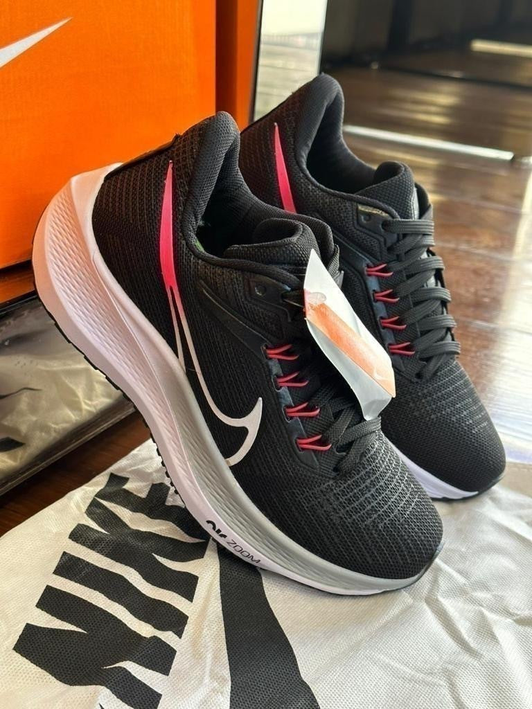 Tênis Nike Air Zoom Esportivo Preto e Rosa
