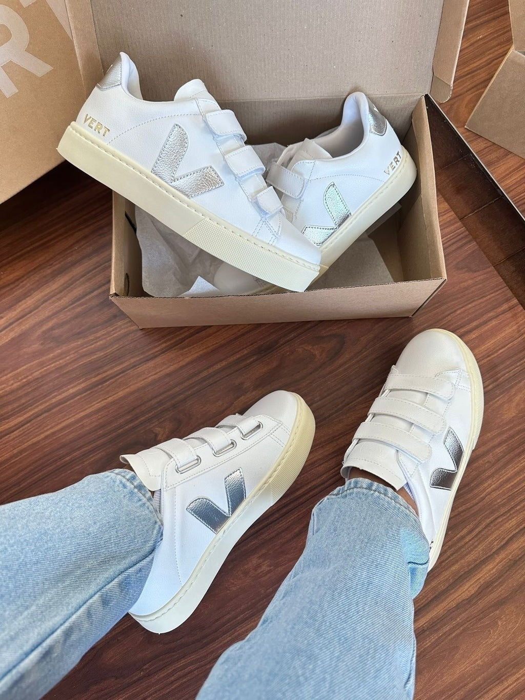 Tênis V Velcro Branco e Prata