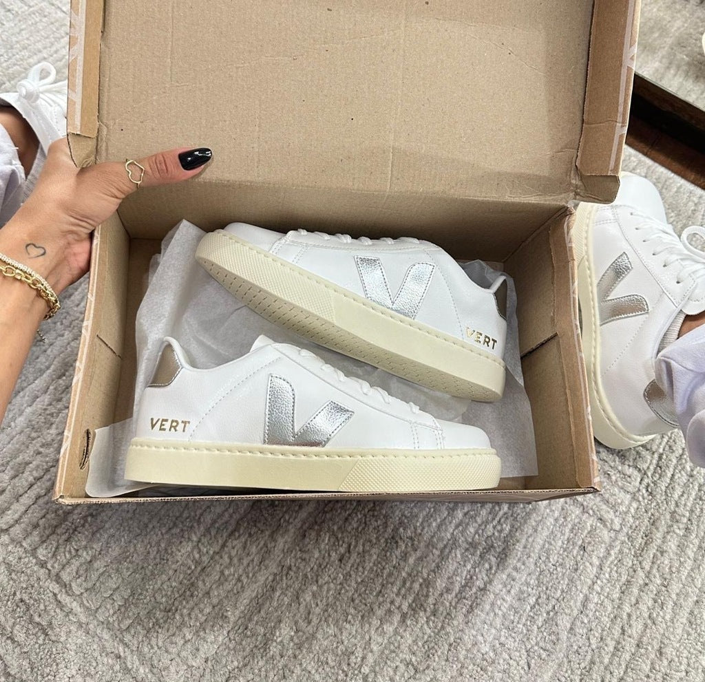 Tênis V Cadarço Branco e Prata