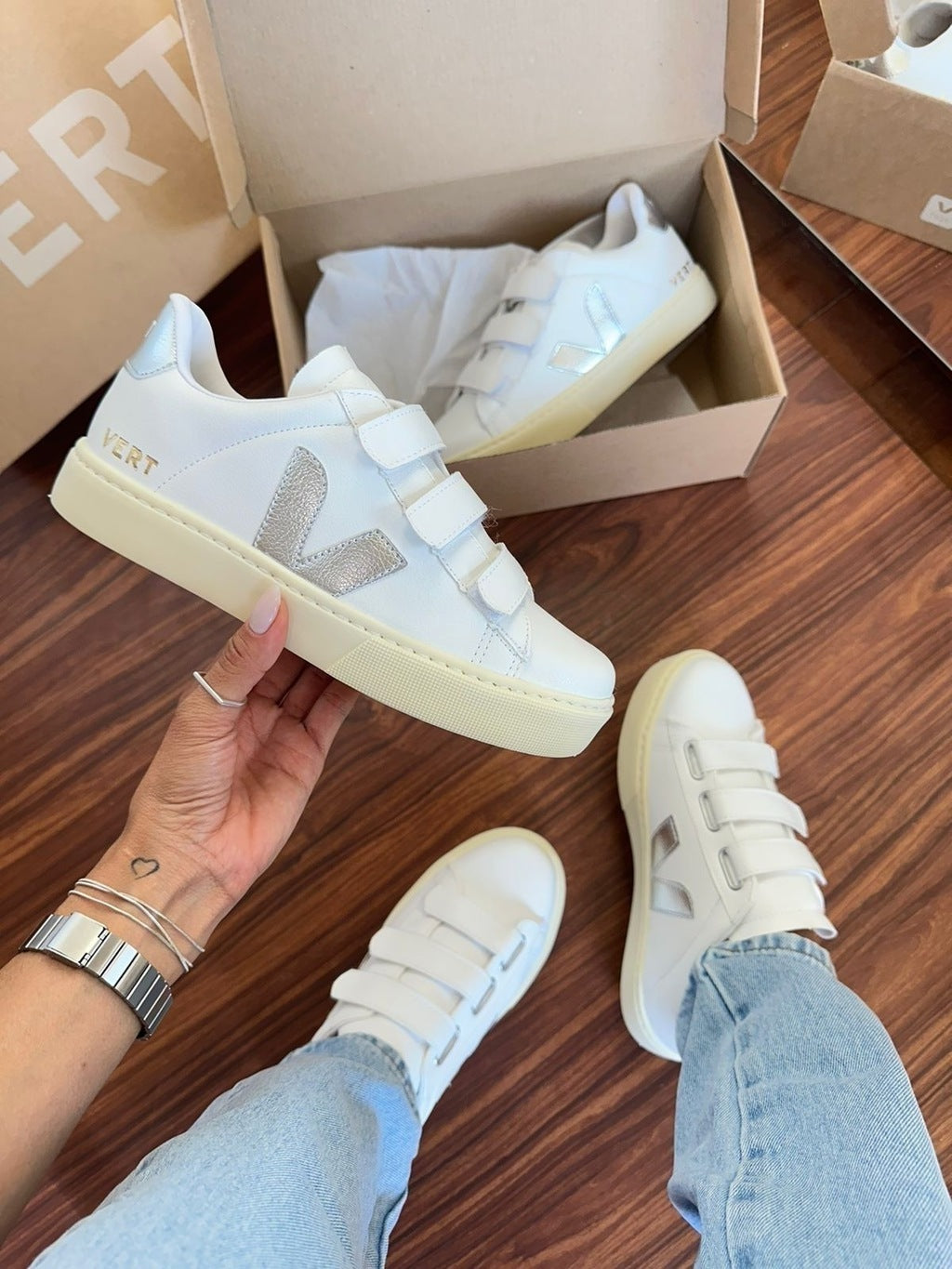 Tênis V Velcro Branco e Prata