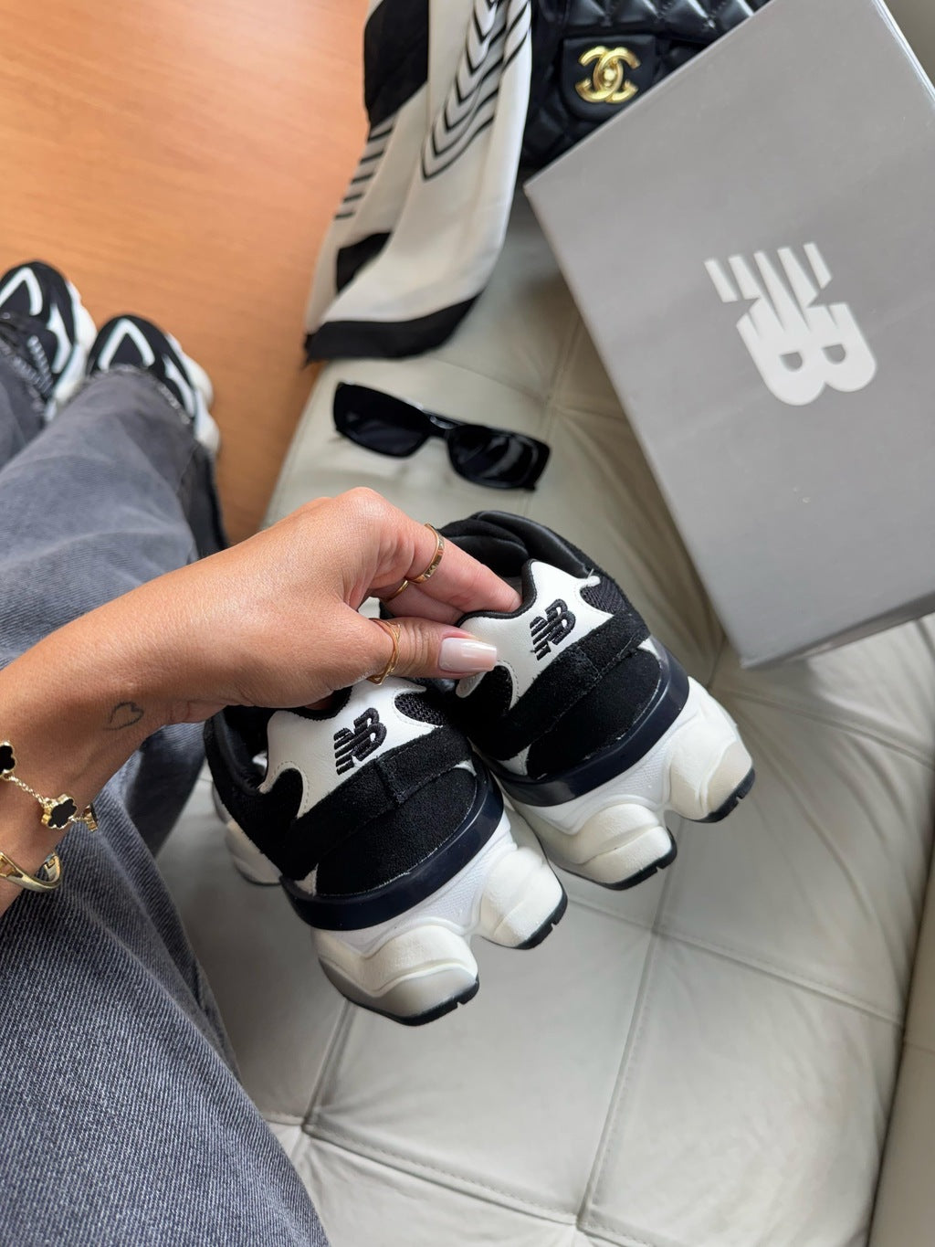 Tênis New Balance 9060 Preto e Branco Couro 100% Legítimo